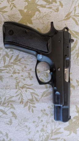 Se vende CZ75BD (con un decocker), una pistola ideal de servicio y de fiabilidad reconocida mundialmente. 10