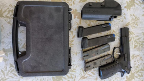 Se vende CZ75BD (con un decocker), una pistola ideal de servicio y de fiabilidad reconocida mundialmente. 22