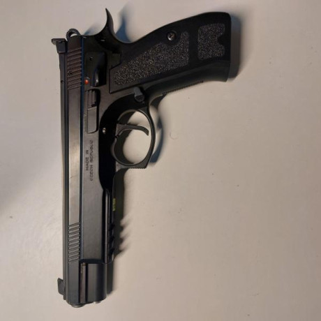 Buenas
Me desprendo de mi pistola de competición de 9mm, una cz viper, comprada a un compañero del foro.
Es 01