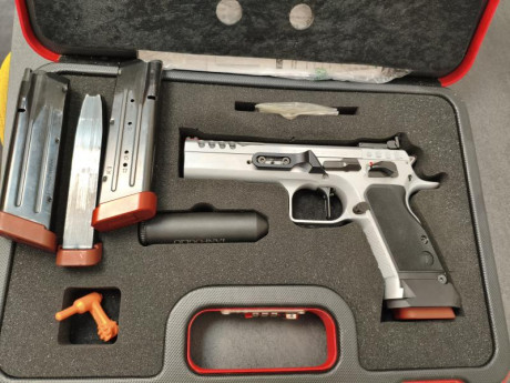 Se vende Tanfoglio límited custom HC 9mm en cromo 
Muy poco uso ,está como nueva .
Lleva disparador recto 02