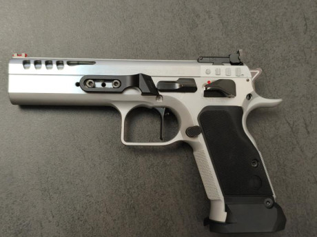 Se vende Tanfoglio límited custom HC 9mm en cromo 
Muy poco uso ,está como nueva .
Lleva disparador recto 01