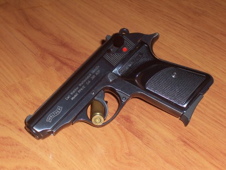 Hola muchachos,....
Siempre me a atraido la clasica ppk, pero no tengo la licencia A o B, asi qeu creo 10