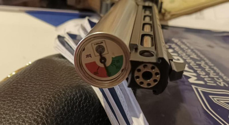 Pistola con cacha talla M, la pistola funciona a la perfeccion, todo bien cuidado. 
La entrego con su 50