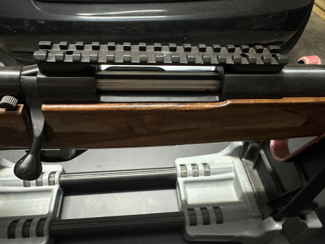 Hola un amigo vende un rifle:
Como mejoras tiene carril de acero, cantonera de gel y disparador afinado 02