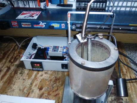 Buenas.
Estoy empezando a fundir para hacer proyectiles, llevo unos días fundiendo plomo para limpiar 20