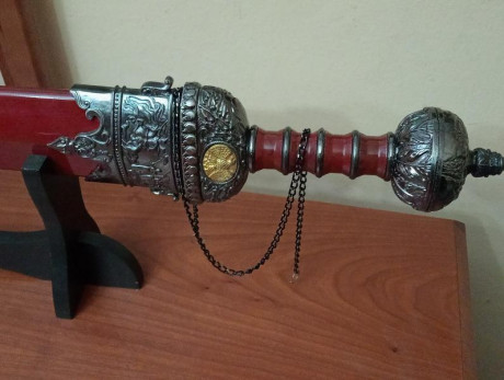 Buenas compañeros
Vendo esta preciosidad de arma réplica de la de los romanos. Hecha en acero inoxidable 02