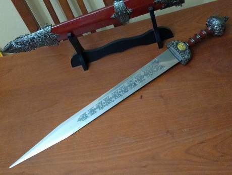 Buenas compañeros
Vendo esta preciosidad de arma réplica de la de los romanos. Hecha en acero inoxidable 00