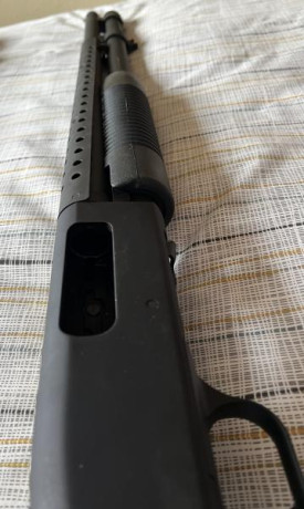 Mossberg corredera 590A1. Calibre 12/76.
Cañón 20" pesado. Acabado parkerizado. Porta bayoneta. Heat 00