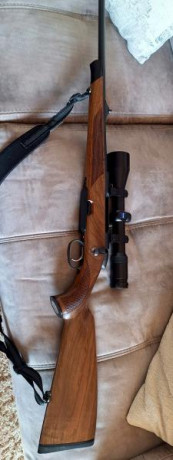 Buenos días. Un amigo vende un rifle Steyr Mannlicher con visor Zeiss Diavari V 2'5-10x50 y monturas fijas 01