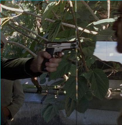 Compañeros,

En vista de las ganas de algunos (Elcafe, Wilcow, Vrakk, etc) por adivinar armas de películas 50