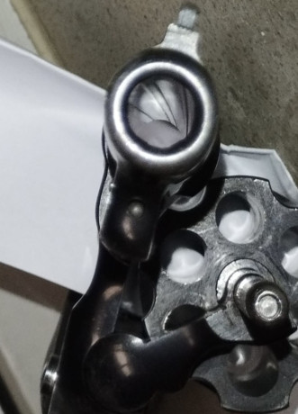 Anuncio el revólver de un compañero. Guiado en A. Tambor en 9mm además del de calibre 357. Viene con dos 41