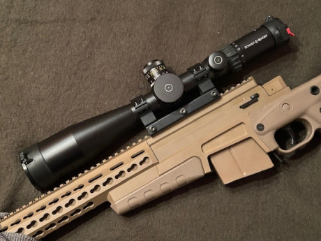 Se vende óptica germana, de la mejor calidad y de reputación internacional pues la emplean numerosos grupos 00