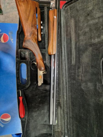 Hola un compañero vende su escopeta de tiro al plato 
Por dejar afición 
La escopeta es una Perazzi MX8 02