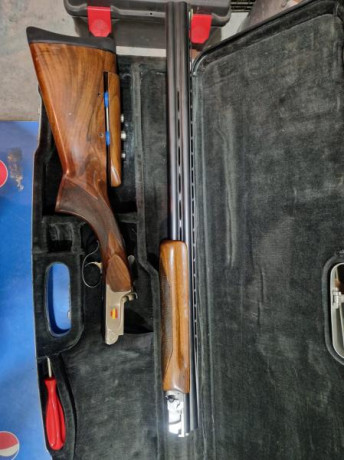 Hola un compañero vende su escopeta de tiro al plato 
Por dejar afición 
La escopeta es una Perazzi MX8 01