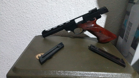 Se  vende pistola mach 150 calibre 22 en buen estado y precisa con sus cargadores y su caja de transporte 02