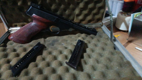 Se  vende pistola mach 150 calibre 22 en buen estado y precisa con sus cargadores y su caja de transporte 01