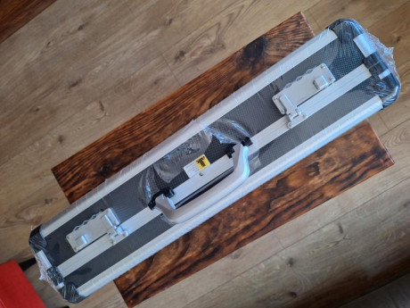 *SE VENDE:* 

Maletin de transporte con interior acolchado. Marca ALLIT.
Dimensiones exterires: 60 x 34 02