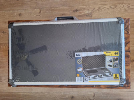 *SE VENDE:* 

Maletin de transporte con interior acolchado. Marca ALLIT.
Dimensiones exterires: 60 x 34 00