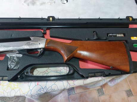 Vendo escopeta Aselkon Inter Elegant Silver Black, cañon de 71 ctms. con 5 chokes interiores, calibre 21