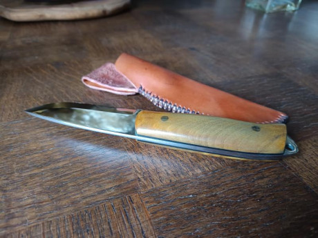 Cuchillo skinner hecho a partir de una hoja de Marcin Tomaszewski de acero al carbono 80CrV2, lleva cachas 12