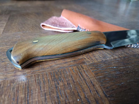 Cuchillo skinner hecho a partir de una hoja de Marcin Tomaszewski de acero al carbono 80CrV2, lleva cachas 11