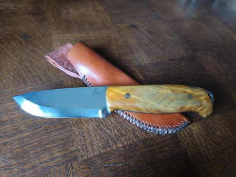 Cuchillo skinner hecho a partir de una hoja de Marcin Tomaszewski de acero al carbono 80CrV2, lleva cachas 10