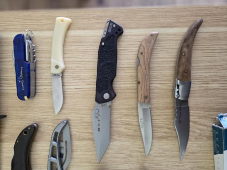 Vendo lote de cuchilleria compuesto de:

Kabar 1214 A ESTRENAR, con caja y funda.
Navaja Blaser A ESTRENAR, 02