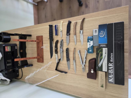 Vendo lote de cuchilleria compuesto de:

Kabar 1214 A ESTRENAR, con caja y funda.
Navaja Blaser A ESTRENAR, 00