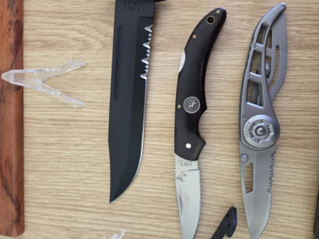 Vendo lote de cuchilleria compuesto de:

Kabar 1214 A ESTRENAR, con caja y funda.
Navaja Blaser A ESTRENAR, 31