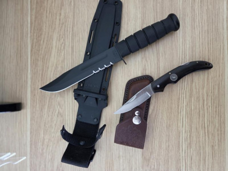 Vendo lote de cuchilleria compuesto de:

Kabar 1214 A ESTRENAR, con caja y funda.
Navaja Blaser A ESTRENAR, 30