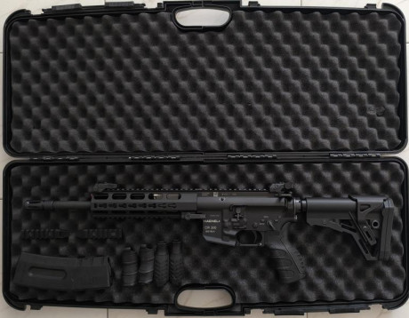 Del calibre 300 Blackout, con el cañón más corto que se puede tener 12.5 pulgadas. 
Y prácticamente nuevo, 00