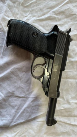 Vendo Walther P38 del año 1970 , no más de 100 tiros, Impecable .
Caja original, blanco de prueba de la 10