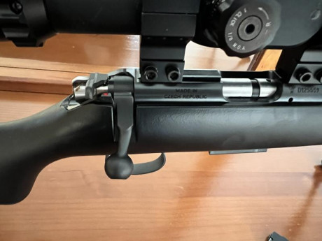 Rifle CZ 455 sintético de cerrojo del calibre 17 HMR, cargador de 5 balas y otro de 10, estado impecable, 00