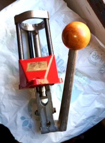 Vendo en Madrid, para entregar en mano, Prensa de recarga LEE TURRET PRESS CLASSIC con uso pero funcionando 10