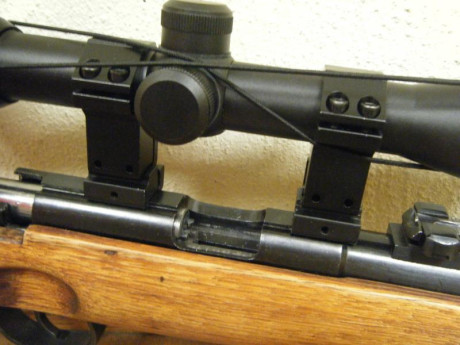 Se trata de una magnífica copia del histórico fusil K98 alemán (II G.M.).
He disparado con ella unas diez 52