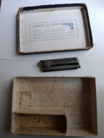 Buenos días, se vende caja de pistola Astra 300 y un cargador para dicha arma, 120€ más portes. Un saludo. 00