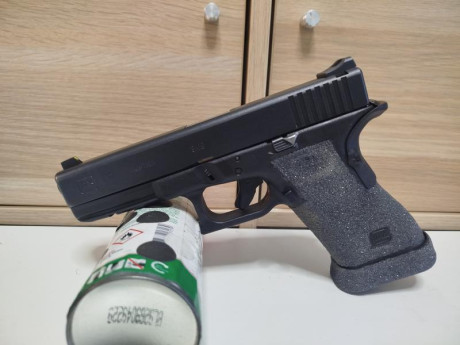 Vendo Glock 17 Gen 3 con las siguientes mejoras: GPT (Glock Performance Trigger), miras de acero, cola 42
