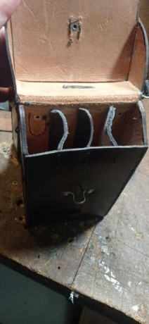 Vendo dos porta cargadores de Subfusil, fabricados en cuero y de color negro.
De la Guardia Civil.
60€ 01