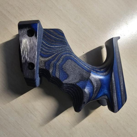 VENDO CACHA DIESTRA DE WALTER GSP 500 EN TALLA L , SE VENDE POR QUEDARME GRANDE CUANDO COMPRE EL ARMA, 00