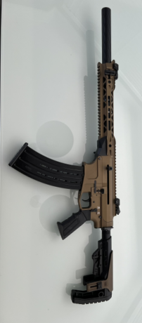 Escopeta semiautomática en cal. 12/76 totalmente nueva. Estética tipo AR-15. Cañón de 50 cm. Culata ajustable. 00