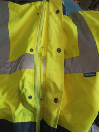 Vendo chaquetón  de alta visibilidad Portwest, nuevo sin uso, talla L pero creo que es talla americana 10