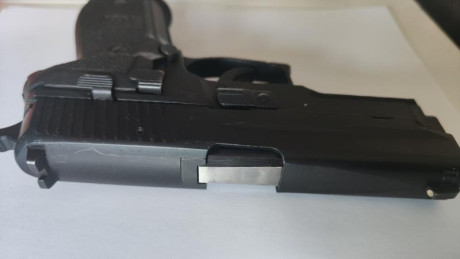 Se vende Sig Sauer P-228 con rail, en perfecto estado de funcionamiento, con un cargador y funda extracción 10