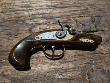 Se venden dos pistolas avancarga para decoración en muy buen estado. Incluye polvorera y algunas balas 01