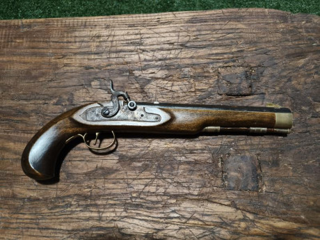 Se venden dos pistolas avancarga para decoración en muy buen estado. Incluye polvorera y algunas balas 00