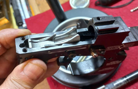 Mantengo mis armas impecables, prácticamente sin microbios.

Ayer un amigo adquirió una Mach Guns MG-2... 32