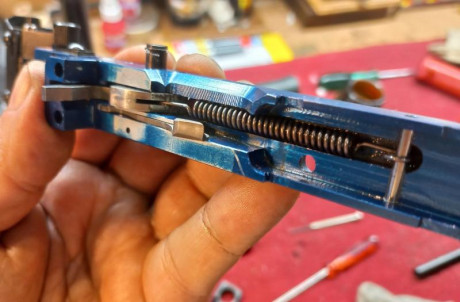 Mantengo mis armas impecables, prácticamente sin microbios.

Ayer un amigo adquirió una Mach Guns MG-2... 42