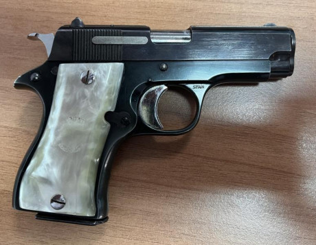 Se vende Star DKL (9 corto) con cachas nacaradas, casi sin uso, en su caja original y un solo cargador. 01