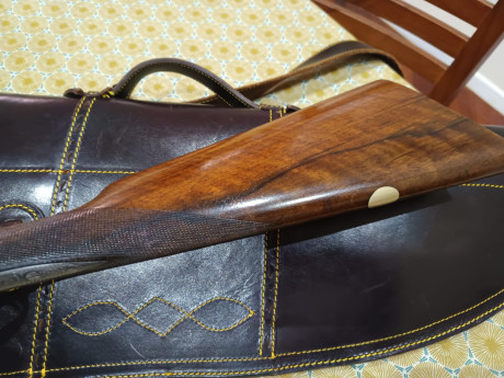 Paralela de caza Aya modelo XXV BL . ( media pletina), 
dos gatillos,  cañón de 63,5 centímetros con solista 02