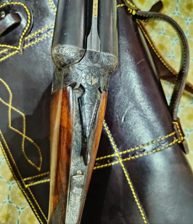 Paralela de caza Aya modelo XXV BL . ( media pletina), 
dos gatillos,  cañón de 63,5 centímetros con solista 01