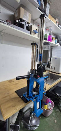 Prensa de Dillon 650 XL.
Con alimentador de puntas y vainas Mr. Bulleffeeder.
Alarma de vaina sin pólvora 01